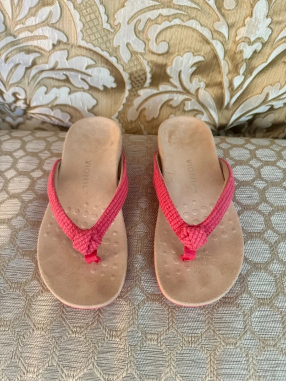 Vionic Mattie Thong Sandal In Bright Pink - Size 8 - EUC